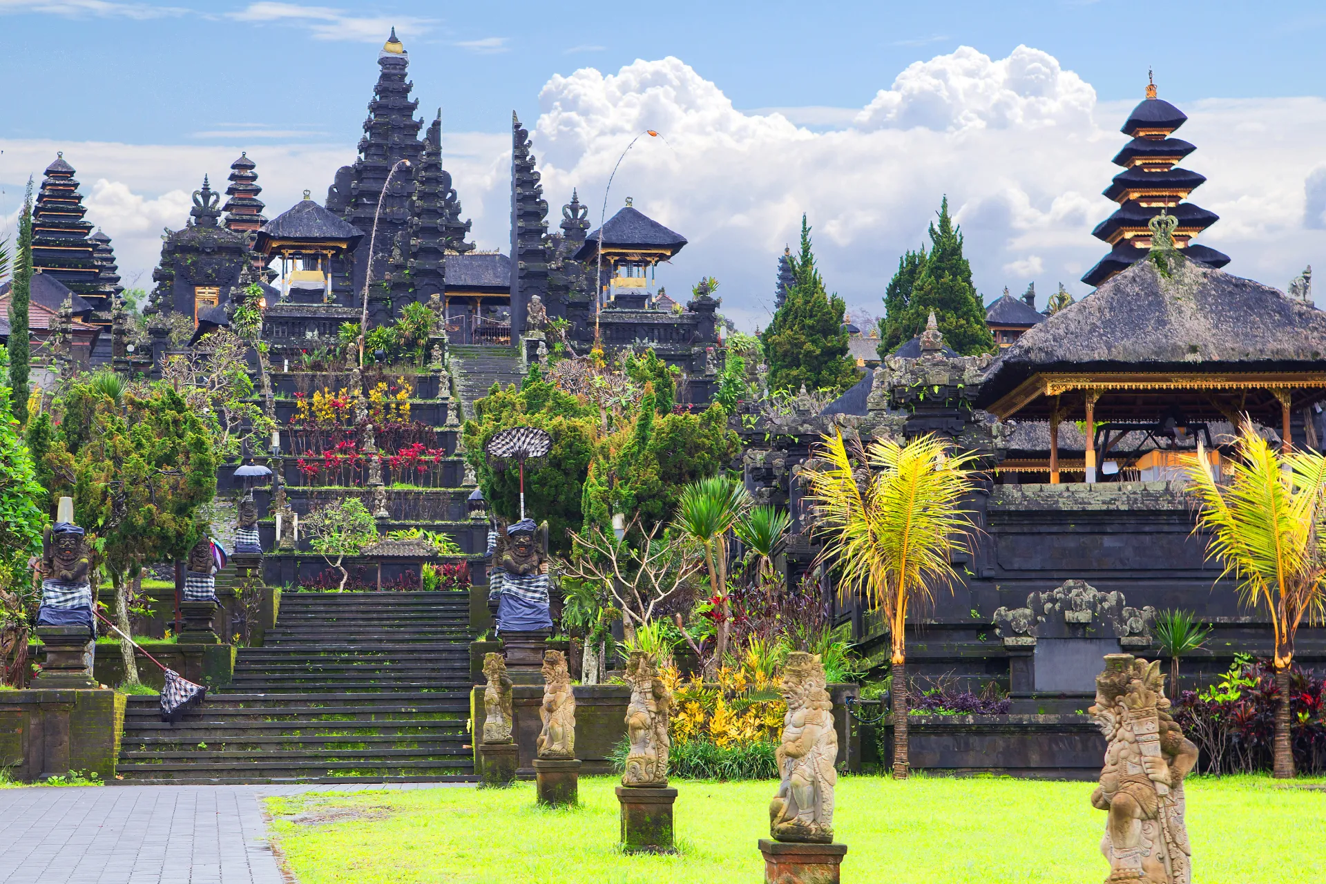 https://www.jabalivacation.com/wp-content/uploads/2022/11/Besakih-temple.webp