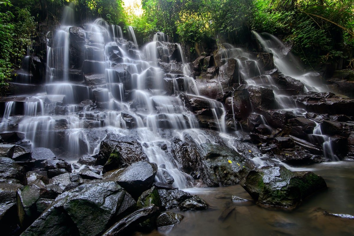 https://www.jabalivacation.com/wp-content/uploads/2022/11/Kanto-lampo-waterfall.jpg