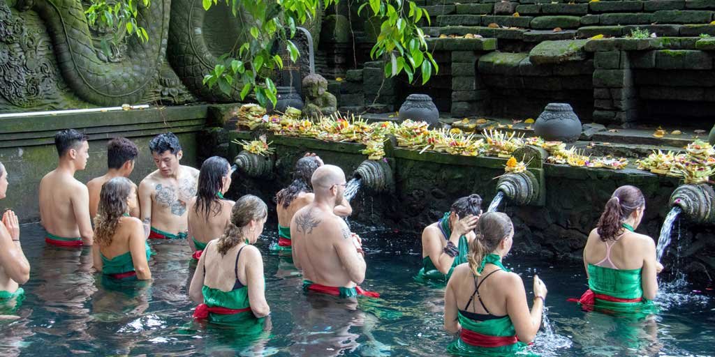 https://www.jabalivacation.com/wp-content/uploads/2022/11/Tirta-empul-temple.jpg