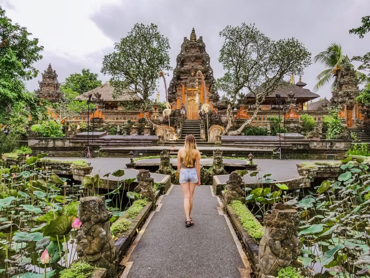 https://www.jabalivacation.com/wp-content/uploads/2022/11/Ubud-palace.jpg