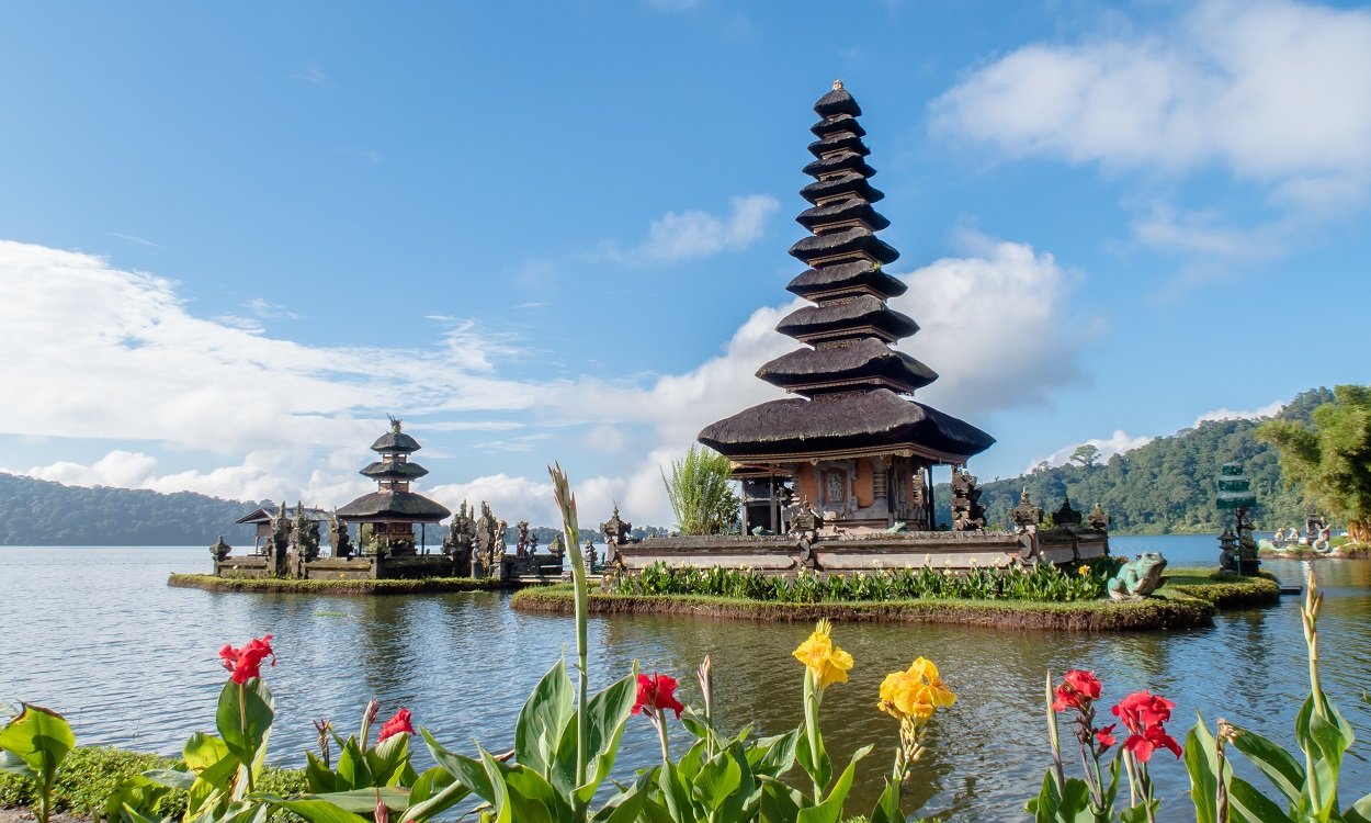 https://www.jabalivacation.com/wp-content/uploads/2022/11/Ulun-danu-temple.jpg